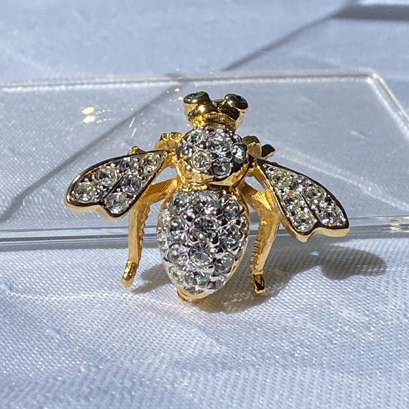 Vintage Joan Rivers Signed Bee Brooch Pin Gold Tone Clear Rhinestone Green Eyes - Picture 2 of 14